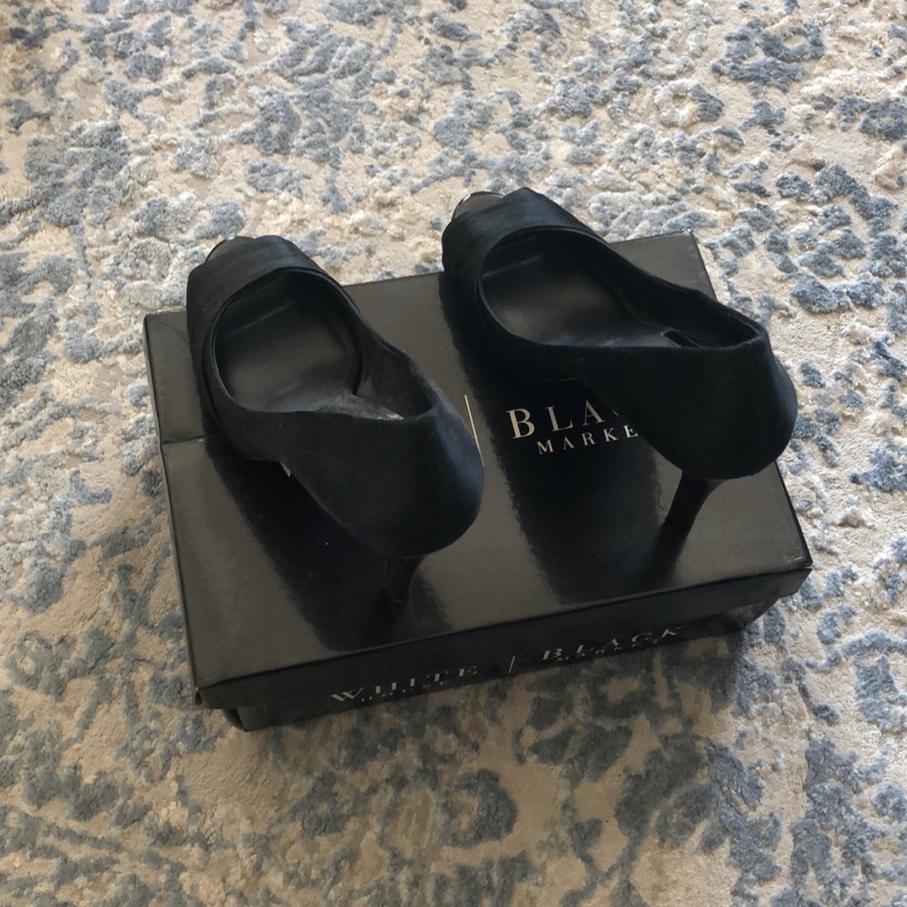 White House Black Market dress satin pumps